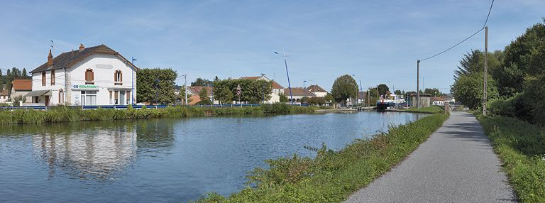 Le café de la mairie en amont du site d'écluse 04 du versant Méditerranée, que l'on aperçoit à droite avec son poste de commande. © Thierry Kuntz / Région Bourgogne-Franche-Comté, Inventaire du patrimoine - 2012