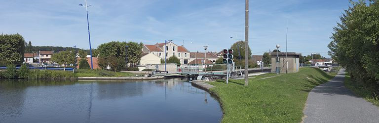 Vue d'ensemble prise d'amont du bord du canal à Ecuisses avec la mairie et le site d'écluse 04. © Thierry Kuntz / Région Bourgogne-Franche-Comté, Inventaire du patrimoine - 2012