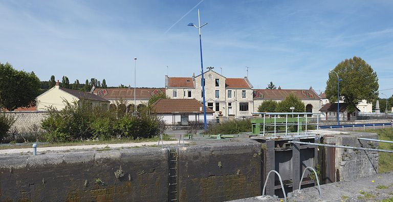 La mairie prise du site d'écluse 04. © Thierry Kuntz / Région Bourgogne-Franche-Comté, Inventaire du patrimoine - 2012