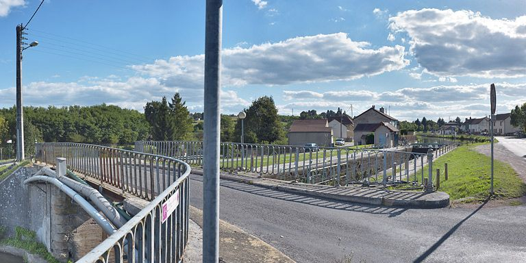 Le site d'écluse 05 vu d'aval. Pont sur écluse. © Thierry Kuntz / Région Bourgogne-Franche-Comté, Inventaire du patrimoine - 2012
