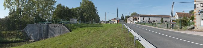 Le site d'écluse 06 vu d'aval et usine Perrusson. © Thierry Kuntz / Région Bourgogne-Franche-Comté, Inventaire du patrimoine - 2012