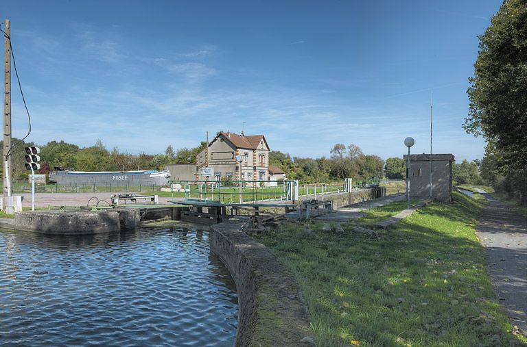 Le site d'écluse 06 vu d'amont et péniche servant de salle d'exposition au Musée du Canal. La boulangerie de la cité Perrusson dans le prolongement. © Thierry Kuntz / Région Bourgogne-Franche-Comté, Inventaire du patrimoine - 2012