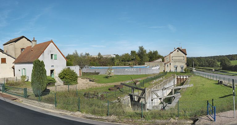 De gauche à droite, l'ancienne maison éclusière du site d'écluse IX, devenu Musée du Canal, la boulangerie de la cité Perrusson dans l'axe de l'ancien tracé du canal. © Thierry Kuntz / Région Bourgogne-Franche-Comté, Inventaire du patrimoine - 2012