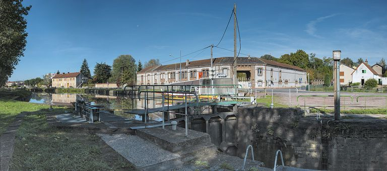 L'usine Perrusson. Au premier plan, le site d'écluse 06. A droite : l'ancienne maison éclusière IX du Musée du Canal. © Thierry Kuntz / Région Bourgogne-Franche-Comté, Inventaire du patrimoine - 2012