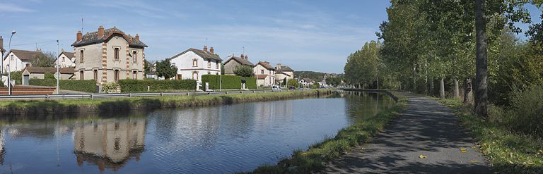 Vue d'ensemble des pavillons de la cité Perrusson rive gauche. © Thierry Kuntz / Région Bourgogne-Franche-Comté, Inventaire du patrimoine - 2012