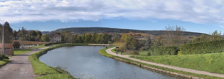 Vue du paysage du canal à Cheilly-lès-Maranges : les vignes et le moulin Sorine de Santenay. © Thierry Kuntz / Région Bourgogne-Franche-Comté, Inventaire du patrimoine - 2012