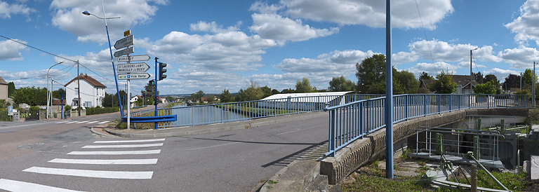 Au premier plan : le pont, à l'arrière-plan, le bief 02. © Thierry Kuntz / Région Bourgogne-Franche-Comté, Inventaire du patrimoine - 2012