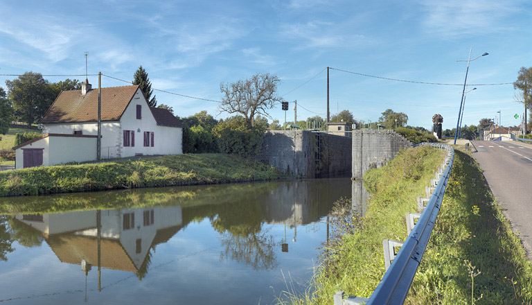 Maison 03 dans le bief 04. Le site d'écluse 03 est en amont de la maison éclusière. En arrière-plan, la borne des 7 écluses. © Thierry Kuntz / Région Bourgogne-Franche-Comté, Inventaire du patrimoine - 2012