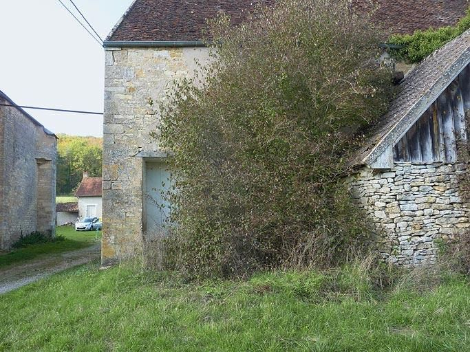 Partie du mur postérieur de la grange, côté entrée de la cour. © Cécile Lestienne, Virginie Malherbe / Région Bourgogne-Franche-Comté, Inventaire du patrimoine - 2012