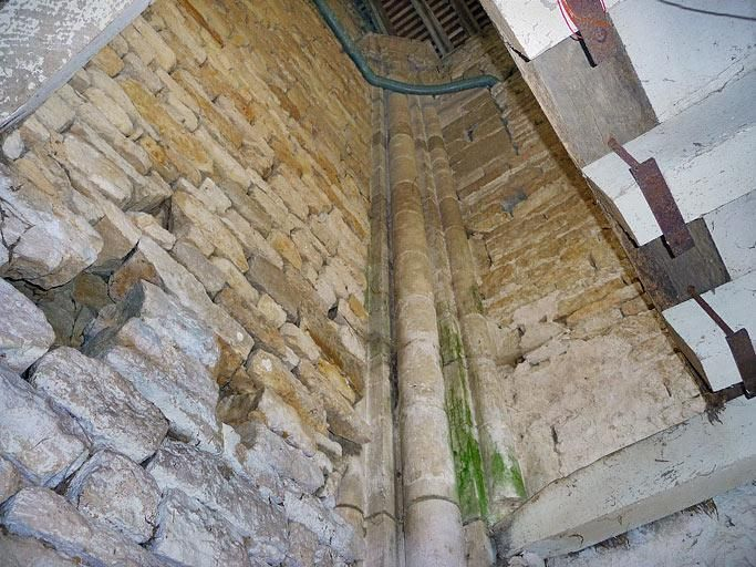 Chapelle, corps postérieur : partie supérieure des colonnes de l'angle nord-ouest. © Cécile Lestienne, Virginie Malherbe / Région Bourgogne-Franche-Comté, Inventaire du patrimoine - 2012