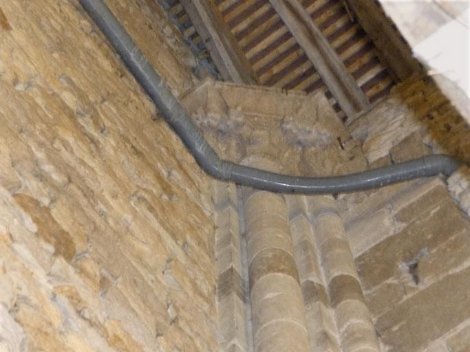 Chapelle, corps postérieur : chapiteaux des colonnes de l'angle nord-ouest. © Cécile Lestienne, Virginie Malherbe / Région Bourgogne-Franche-Comté, Inventaire du patrimoine - 2012