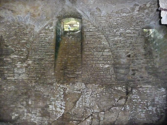 Cave sous la grange : soubassement rocheux, soupirail et culots. © Cécile Lestienne, Virginie Malherbe / Région Bourgogne-Franche-Comté, Inventaire du patrimoine - 2012