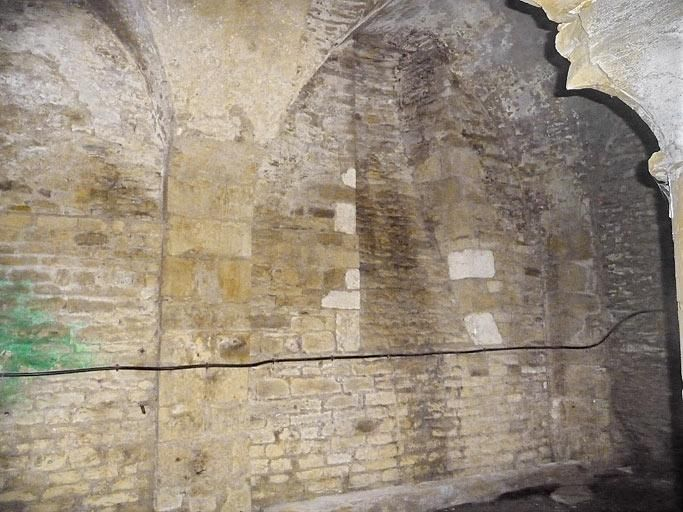 Cave sous la grange, pilastre et chapiteau d'une colonne. © Cécile Lestienne, Virginie Malherbe / Région Bourgogne-Franche-Comté, Inventaire du patrimoine - 2012