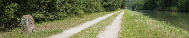 La borne du canal dans son environnement. © Pierre-Marie Barbe-Richaud / Région Bourgogne-Franche-Comté, Inventaire du patrimoine - 2012