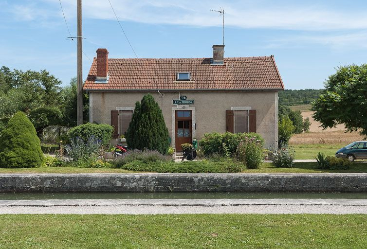 Maison éclusière, vue de face. © Pierre-Marie Barbe-Richaud / Région Bourgogne-Franche-Comté, Inventaire du patrimoine - 2012