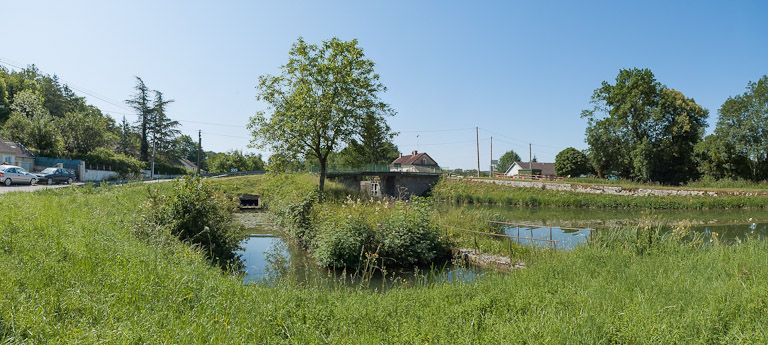 Vue d'ensemble de l'arrivée de la rigole et pont sur écluse 73 en arrière-plan. © Pierre-Marie Barbe-Richaud / Région Bourgogne-Franche-Comté, Inventaire du patrimoine - 2012