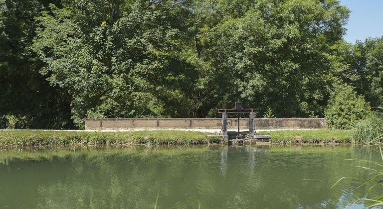 Déversoir rive gauche. © Pierre-Marie Barbe-Richaud / Région Bourgogne-Franche-Comté, Inventaire du patrimoine - 2012