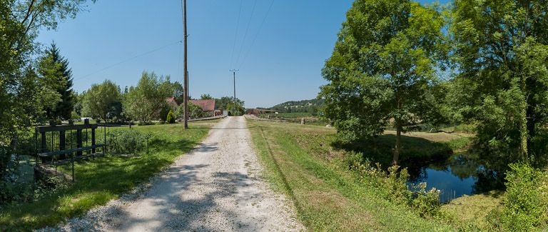 Arrivée de la rigole et vannes à gauche. © Pierre-Marie Barbe-Richaud / Région Bourgogne-Franche-Comté, Inventaire du patrimoine - 2012