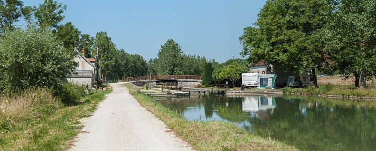 Site d'écluse vu d'amont. © Pierre-Marie Barbe-Richaud / Région Bourgogne-Franche-Comté, Inventaire du patrimoine - 2012