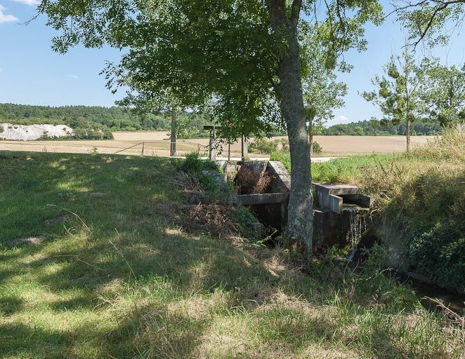 Déversoir avec vanne rive gauche. © Pierre-Marie Barbe-Richaud / Région Bourgogne-Franche-Comté, Inventaire du patrimoine - 2012