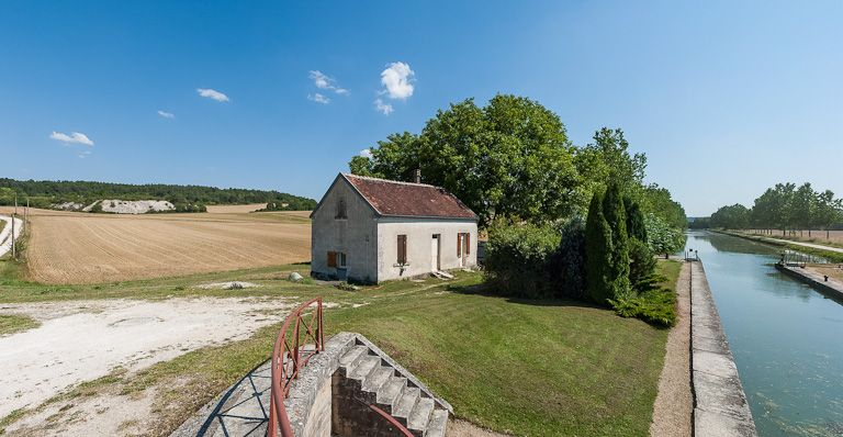 Site d'écluse avec maison de garde sur la gauche. © Pierre-Marie Barbe-Richaud / Région Bourgogne-Franche-Comté, Inventaire du patrimoine - 2012