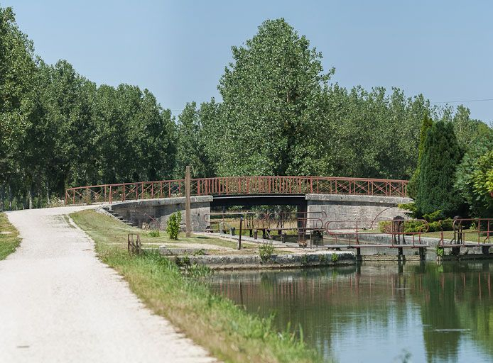 Le pont vu d'amont. © Pierre-Marie Barbe-Richaud / Région Bourgogne-Franche-Comté, Inventaire du patrimoine - 2012