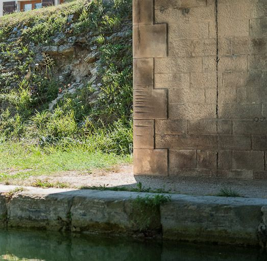 Détail des marques de halage sur la pile du pont. © Pierre-Marie Barbe-Richaud / Région Bourgogne-Franche-Comté, Inventaire du patrimoine - 2012