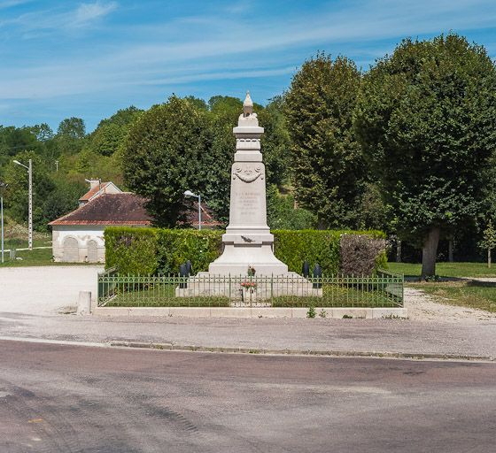 Le monument aux morts : vue d'ensemble. © Pierre-Marie Barbe-Richaud / Région Bourgogne-Franche-Comté, Inventaire du patrimoine - 2012