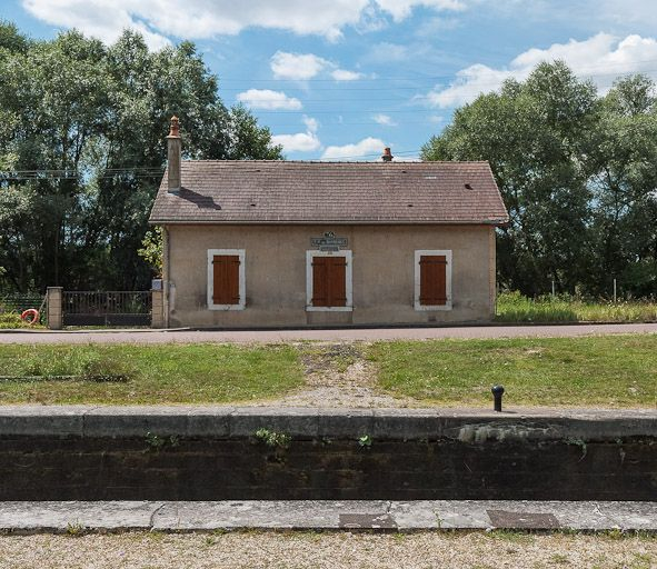 La maison éclusière de face. © Pierre-Marie Barbe-Richaud / Région Bourgogne-Franche-Comté, Inventaire du patrimoine - 2012