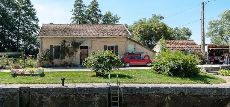 Maison éclusière, vue de face. © Pierre-Marie Barbe-Richaud / Région Bourgogne-Franche-Comté, Inventaire du patrimoine - 2012