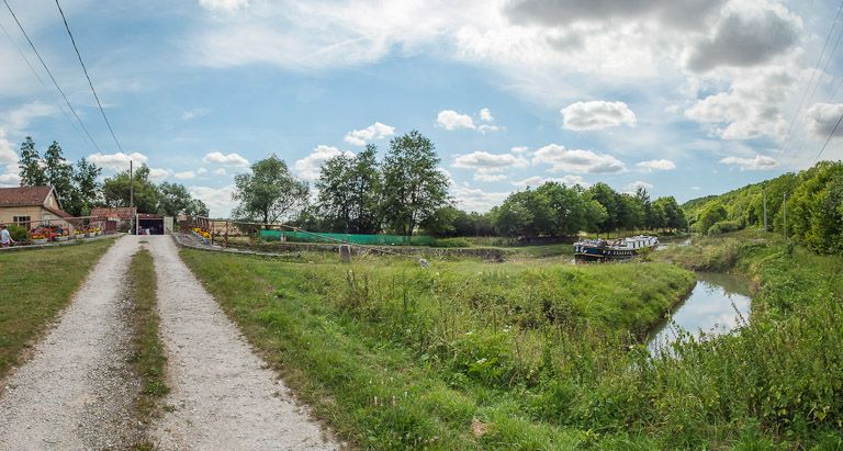 Arrivée de la rigole derrière le site d'écluse 77 du versant Yonne. © Pierre-Marie Barbe-Richaud / Région Bourgogne-Franche-Comté, Inventaire du patrimoine - 2012
