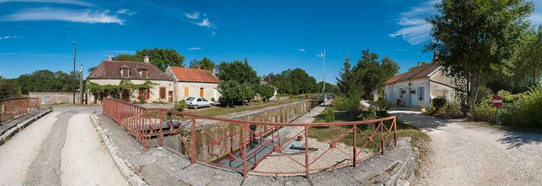 Vue d'ensemble du site d'écluse avec, de gauche à droite, la maison de garde et la maison éclusière avec annexe. © Pierre-Marie Barbe-Richaud / Région Bourgogne-Franche-Comté, Inventaire du patrimoine - 2012
