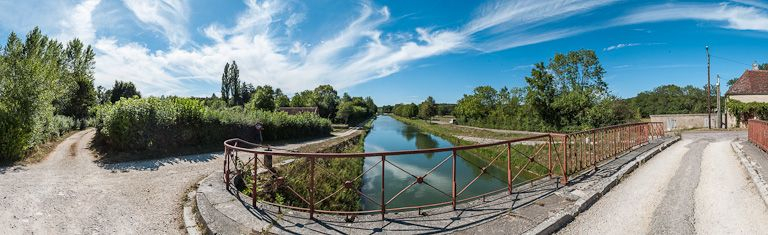 Le canal vu du pont. © Pierre-Marie Barbe-Richaud / Région Bourgogne-Franche-Comté, Inventaire du patrimoine - 2012
