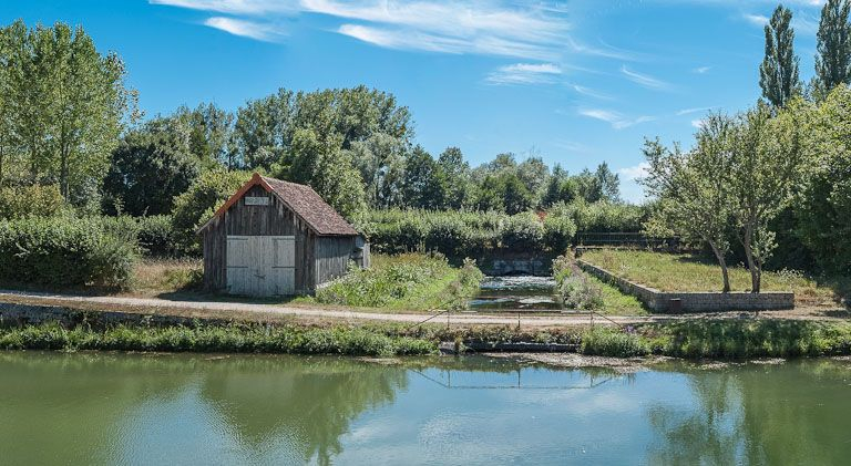 Le bassin lié à la prise d'eau d'Ancy-le-Franc. Remise à gauche du bassin. © Pierre-Marie Barbe-Richaud / Région Bourgogne-Franche-Comté, Inventaire du patrimoine - 2012
