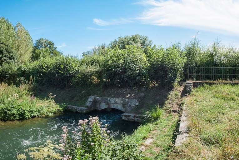 Aqueduc. © Pierre-Marie Barbe-Richaud / Région Bourgogne-Franche-Comté, Inventaire du patrimoine - 2012