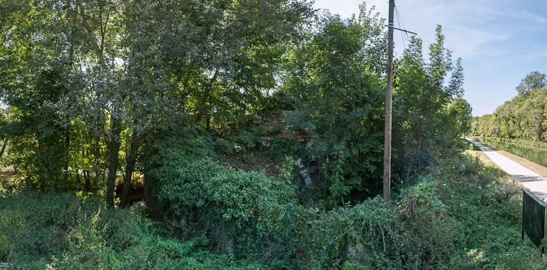 Le lavoir face au parc du château d'Ancy-le-Franc, enfoui sur la végétation. © Pierre-Marie Barbe-Richaud / Région Bourgogne-Franche-Comté, Inventaire du patrimoine - 2012