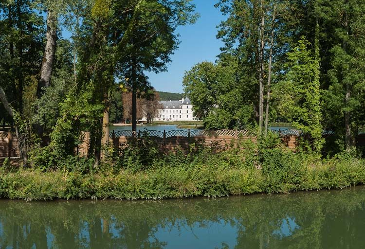 Le château d'Ancy-le-Franc vu du canal. © Pierre-Marie Barbe-Richaud / Région Bourgogne-Franche-Comté, Inventaire du patrimoine - 2012