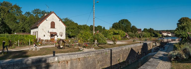 Vue d'ensemble du site d'écluse, avec à gauche, la maison éclusière. © Pierre-Marie Barbe-Richaud / Région Bourgogne-Franche-Comté, Inventaire du patrimoine - 2012