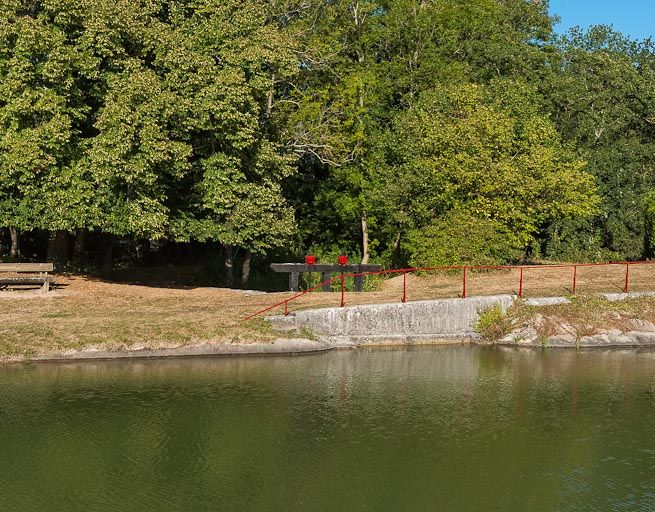 Arrivée d'eau avec les deux vannes. © Pierre-Marie Barbe-Richaud / Région Bourgogne-Franche-Comté, Inventaire du patrimoine - 2012