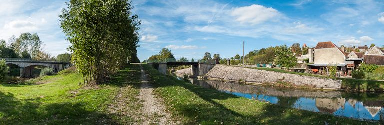 Vue d'ensemble du pont sur canal avec à gauche un pont sur l'Armançon. © Pierre-Marie Barbe-Richaud / Région Bourgogne-Franche-Comté, Inventaire du patrimoine - 2012