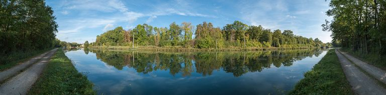 Alignement d'arbres le long du bief à Flogny-la-Chapelle. © Pierre-Marie Barbe-Richaud / Région Bourgogne-Franche-Comté, Inventaire du patrimoine - 2012