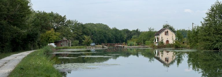 Vue d'ensemble du site d'écluse, avec à droite, la maison éclusière. © Pierre-Marie Barbe-Richaud / Région Bourgogne-Franche-Comté, Inventaire du patrimoine - 2012