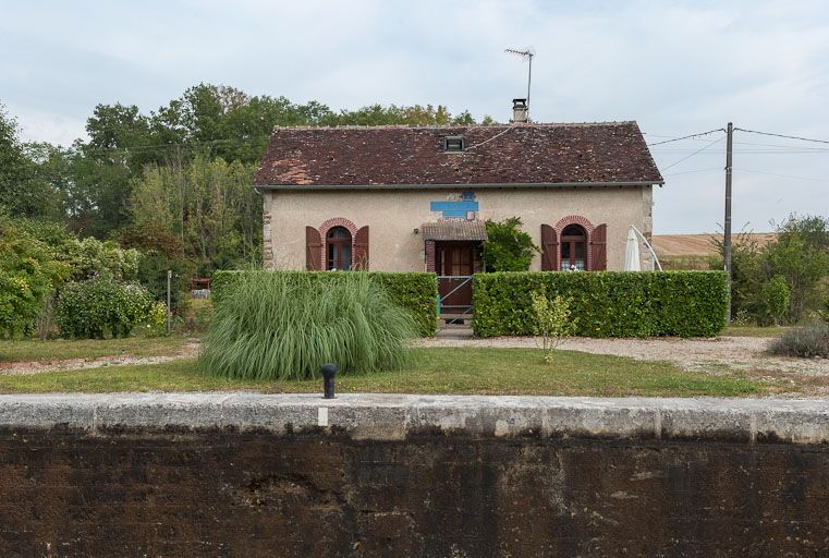 Maison éclusière vue de face. © Pierre-Marie Barbe-Richaud / Région Bourgogne-Franche-Comté, Inventaire du patrimoine - 2012