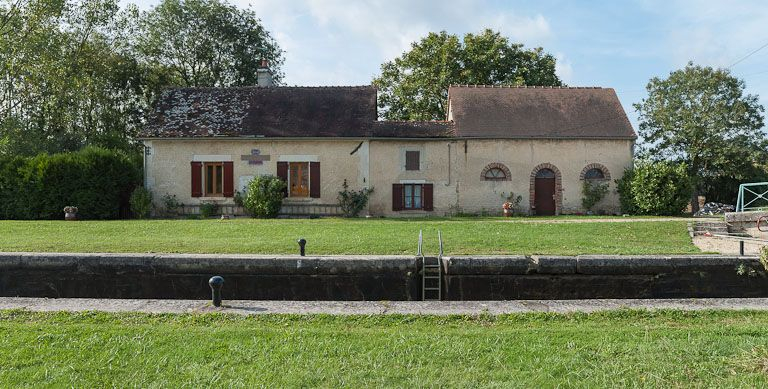 Vue de l'ancienne maison de garde, rive gauche, actuelle maison éclusière. © Pierre-Marie Barbe-Richaud / Région Bourgogne-Franche-Comté, Inventaire du patrimoine - 2012