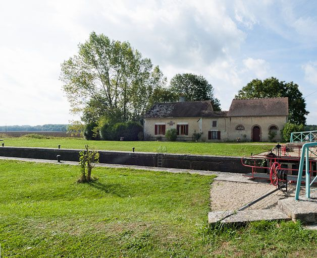 Vue de l'ancienne maison de garde, actuelle maison éclusière. © Pierre-Marie Barbe-Richaud / Région Bourgogne-Franche-Comté, Inventaire du patrimoine - 2012