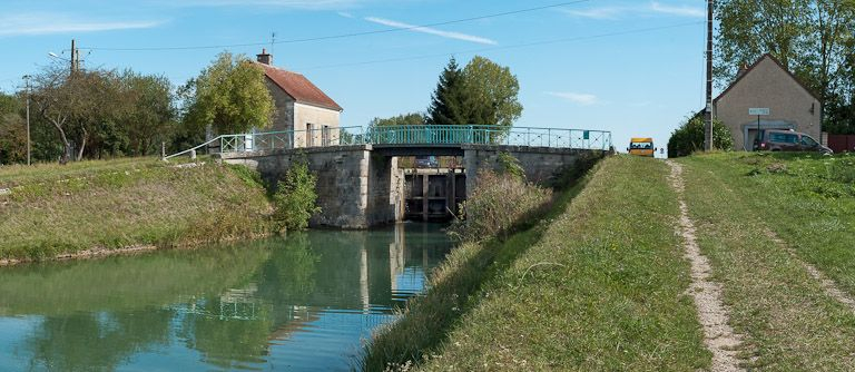 Le pont de l'aval. © Pierre-Marie Barbe-Richaud / Région Bourgogne-Franche-Comté, Inventaire du patrimoine - 2012