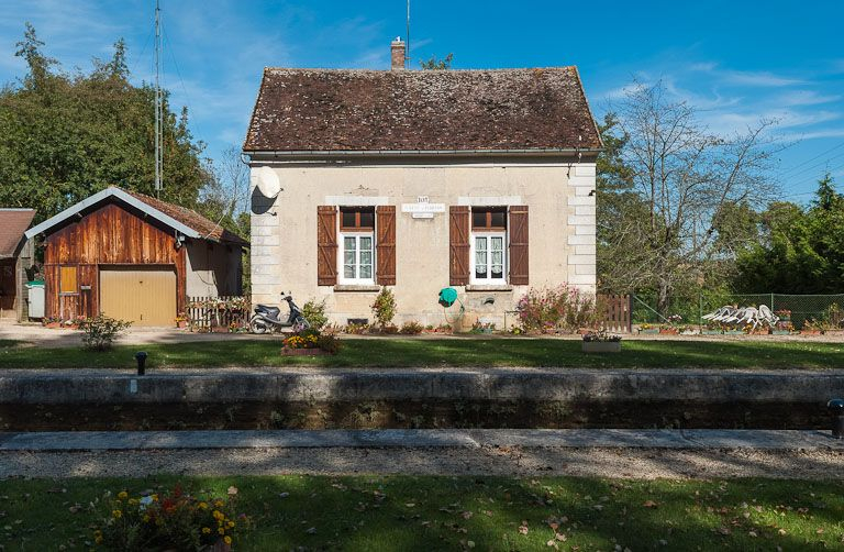Maison éclusière de face avec son annexe. © Pierre-Marie Barbe-Richaud / Région Bourgogne-Franche-Comté, Inventaire du patrimoine - 2012