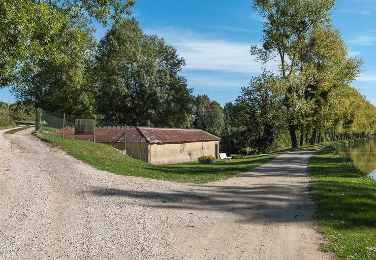 Vue d'ensemble du lavoir. © Pierre-Marie Barbe-Richaud / Région Bourgogne-Franche-Comté, Inventaire du patrimoine - 2012