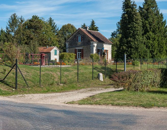 Maison éclusière. Borne au premier plan. © Pierre-Marie Barbe-Richaud / Région Bourgogne-Franche-Comté, Inventaire du patrimoine - 2012