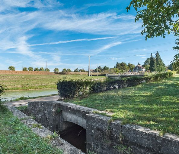 Détail de la maçonnerie de l'ancienne prise d'eau dans la rigole. Ecluse en arrière-plan. © Pierre-Marie Barbe-Richaud / Région Bourgogne-Franche-Comté, Inventaire du patrimoine - 2012